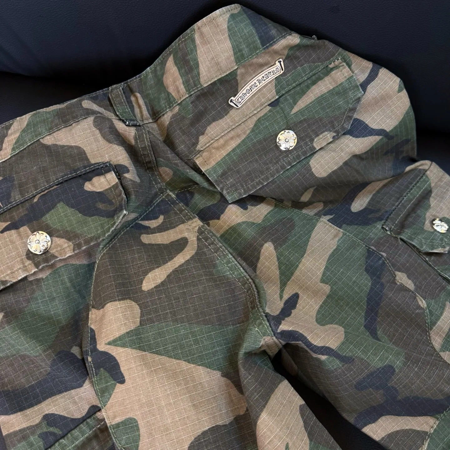 P280 Style number: D312 Chrome Hearts Chrome Hearts camouflage work jeans Color #Camouflage Size #S-Xxl (28 30 32 34 36) 28 Waist 74 Hip 102 Length 101 30 Waist 78 Hip 106 Length 102 32 Waist 82 Hip 110 Length 103 34 Waist 86 Hips 114 Pants length 104 36 Waist 90 Hips 118 Pants length 106 SIZE#28 30 32 34 36 (s m l xl xxl)